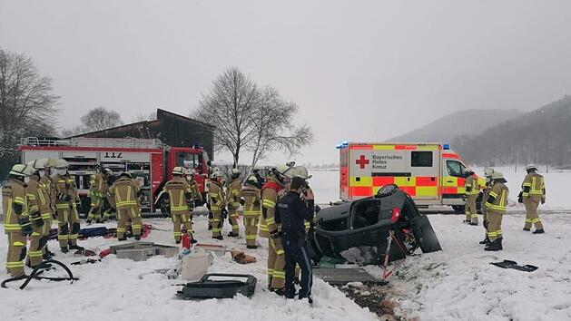 Bei einem missglückten Wendemanöver wurden die 86-jährige Fahrerin und der 55-jährige Beifahrer im Auto eingeklemmt. Foto: Feuerwehr Kronach