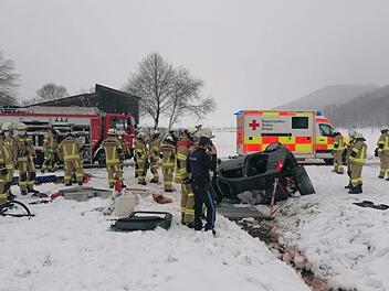 Bei einem missgl&uuml;ckten Wendeman&ouml;ver wurden die 86-j&auml;hrige Fahrerin und der 55-j&auml;hrige Beifahrer im Auto eingeklemmt. Foto: Feuerwehr Kronach