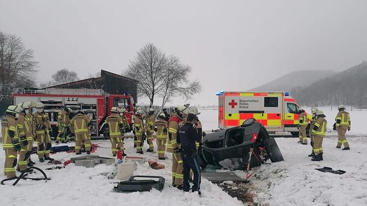 Bei einem missglückten Wendemanöver wurden die 86-jährige Fahrerin und der 55-jährige Beifahrer im Auto eingeklemmt. Foto: Feuerwehr Kronach