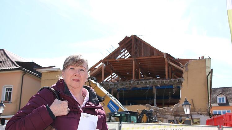 Theresia Zimmer ist erschüttert, dass das 1960 gebaute ehemalige Kaufhaus fast komplett abgerissen wird.