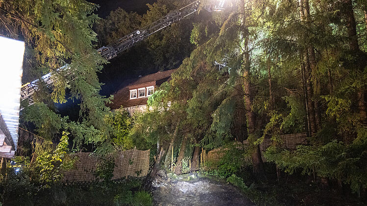 Umgestürzte Bäume und abgedeckte Häuser: Schwere Unwetter im Landkreis Bamberg