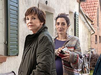 Im 28. "Usedom-Krimi" erh&auml;lt Karin Lossow (Katrin Sass, links, mit Roxana Safarabadi) Besuch aus ihrer Vergangenheit.