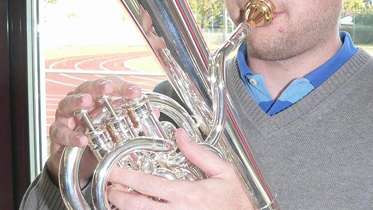 Auch das Bariton in der Brass Band hat eine eigene Bauweise - hier spielt sich Martin Meyer warm