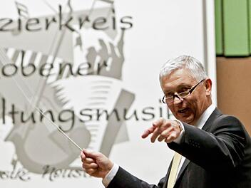 Norbert Luche dirigierte den "Musizierkreis" - und bei Paul Linckes Hit "Berliner Luft" auch die Zuhörer, die sich in einen eifrig mitsingenden Chor verwandelten.Fotos: Jochen Berger