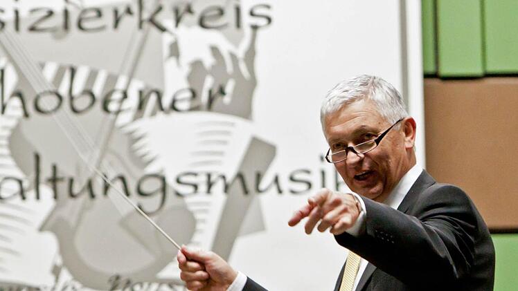 Norbert Luche dirigierte den "Musizierkreis" - und bei Paul Linckes Hit "Berliner Luft" auch die Zuhörer, die sich in einen eifrig mitsingenden Chor verwandelten.Fotos: Jochen Berger