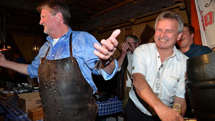 Der Hopfen-Doppelbock konnte es kaum erwarten, in die Krüge der Besucher zu kommen. Er spritzte schon aus dem Fass, bevor Bürgermeister Werner Diersch den Zapfhahn richtig positioniert hatte.Der "Bräu" bekam einen Teil davon ab.