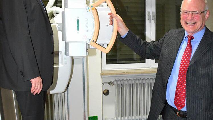 Damit lässt sich arbeiten. So ein schönes modernes Röntgengerät steht mitten auf dem flachen Land, nämlich in Hofheim: Klinikenchef Stefan Kolck (links) stellte sich mit Bürgermeister Wolfgang Borst (rechts) in Positur. Foto: gsch