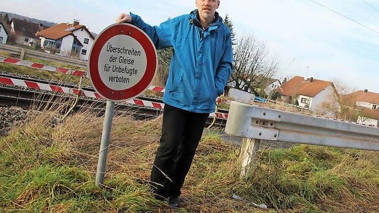 Otto Weidner steht an der Stelle in der Oberbruner Straße, wo eine Unterführung für Radfahrer und Fußgänger entstehen könnte. Die Gemeinde sucht nach einer Lösung.