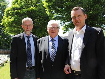 Wechsel beim Kreisverband des Gemeindetags: Joachim Wersal (Mitte) scheidet aus. Ludwig Wahl (r.) ist neuer Vorsitzender. Johannes Schalwig ist neuer Stellvertreter.  Foto: Christian Bauriedel