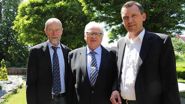 Wechsel beim Kreisverband des Gemeindetags: Joachim Wersal (Mitte) scheidet aus. Ludwig Wahl (r.) ist neuer Vorsitzender. Johannes Schalwig ist neuer Stellvertreter.  Foto: Christian Bauriedel