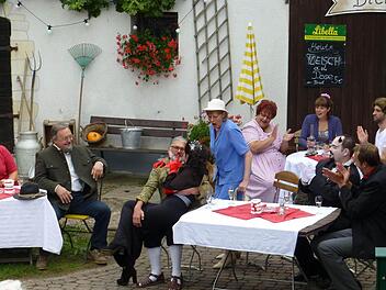 Der Cabaret Auftritt von Lola La Montanara (Johanna Amon, Mitte) geriet Abend für Abend zum Showstopper.