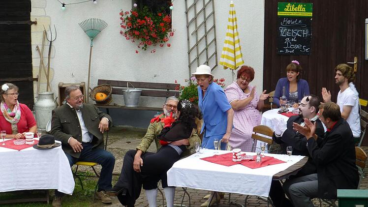 Der Cabaret Auftritt von Lola La Montanara (Johanna Amon, Mitte) geriet Abend für Abend zum Showstopper.