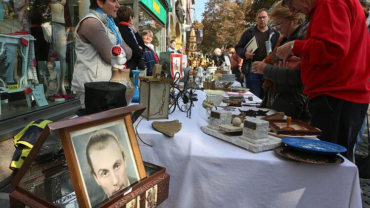 Herrliches Wetter lud auf dem Antikmarkt Bamberg zum Stöbern ein. Foto: Barbara Herbst