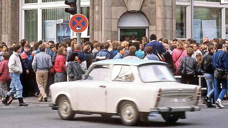 Im Herbst 1989 standen tausende DDR-Bürger in westdeutschen Städten vor den Banken, um ihr Begrüßungsgeld abzuholen. Fotos: imago