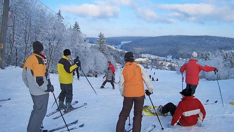 In den vergangenen Wochen kamen die Skifahrer im Frankenwald auf ihre Kosten. Das Bild entstand in Tettau.  Foto: Archiv