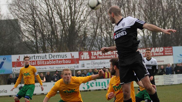 Bei dieser Flanke springt hier der Sander Florian Gundelsheimer am höchsten und köpft aufs Gästetor.