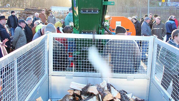Die Holzscheite werden per Förderband in einen Kipper oder Container befördert. Foto: Friedwald Schedel