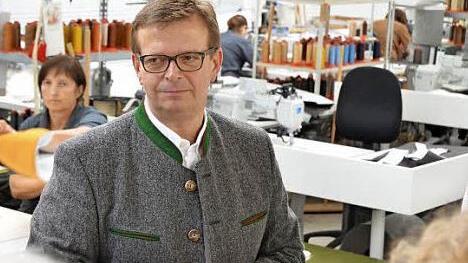 Axel Faber führt durch die Produktion bei Ponsel Polstermöbel in Weidhausen. Fotos: Rainer Lutz