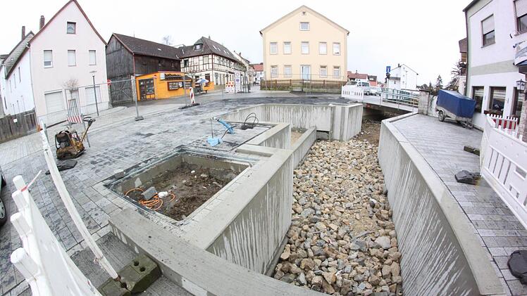 Im Lauf des Jahres 2016 wird der Platz samt Bachbett umgestaltet. Foto: Matthias Einwag