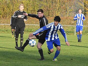 Verteidiger abgeschüttelt: Geesdorfs Patrick Beuerlein (links) im Duell mit Münnerstadts Fuaad Kheder. Foto: Hopf