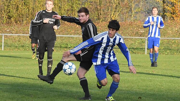 Verteidiger abgeschüttelt: Geesdorfs Patrick Beuerlein (links) im Duell mit Münnerstadts Fuaad Kheder. Foto: Hopf