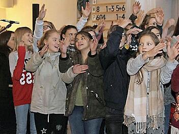 Die Geschichte von Simeon setzten die Realschüler schwungvoll in Szene. Fotos: Sonny Adam