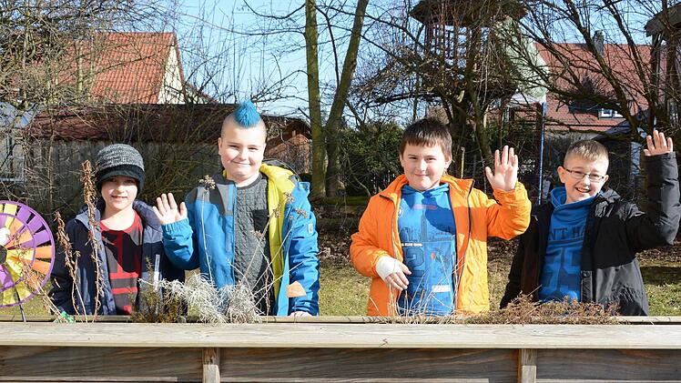 Danel, Jason, Fabian und Jakob (von links) freuen sich darauf, ihren Schulgarten neu zu gestalten. Foto: Dagmar Besand