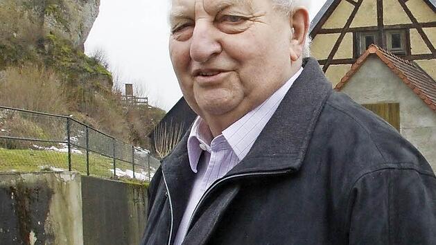 Am liebsten steigt der Seniorchef des Gasthofes "Drei Linden" den Berg hinter dem Gasthof hinauf, um einen Blick auf die Felsen und den romantischen Ort zu werfen. "Das ist f&uuml;r mich Heimat", gesteht Gregor Schmitt, dem die kirchlichen Pflichten genauso wichtig sind wie der Stammtisch.  Foto: Josef Hofbauer