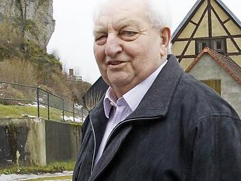 Am liebsten steigt der Seniorchef des Gasthofes "Drei Linden" den Berg hinter dem Gasthof hinauf, um einen Blick auf die Felsen und den romantischen Ort zu werfen. "Das ist für mich Heimat", gesteht Gregor Schmitt, dem die kirchlichen Pflichten genauso wichtig sind wie der Stammtisch.  Foto: Josef Hofbauer
