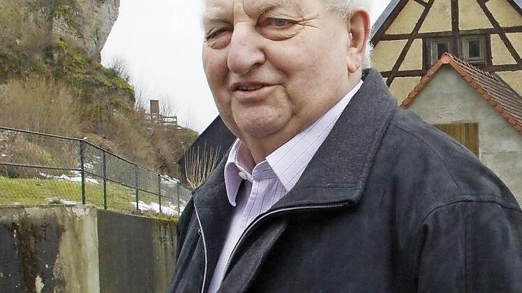 Am liebsten steigt der Seniorchef des Gasthofes "Drei Linden" den Berg hinter dem Gasthof hinauf, um einen Blick auf die Felsen und den romantischen Ort zu werfen. "Das ist für mich Heimat", gesteht Gregor Schmitt, dem die kirchlichen Pflichten genauso wichtig sind wie der Stammtisch.  Foto: Josef Hofbauer