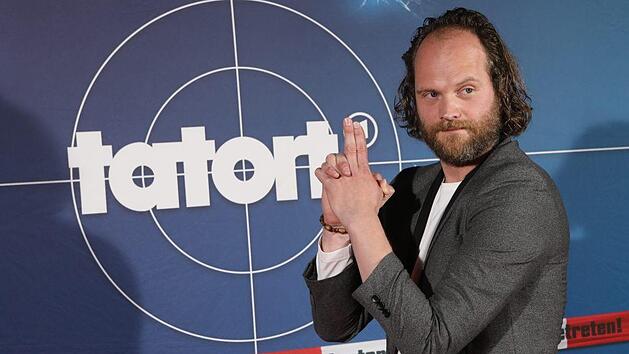 Vorsicht, bewaffnet: Der im Coburger Land lebende Schauspieler Andreas Leopold Schadt hat am Sonntag um 20.15 Uhr im Ersten seinen dritten Auftritt als Kommissar Sebastian Fleischer im Franken-Tatort. Foto: Barbara Herbst