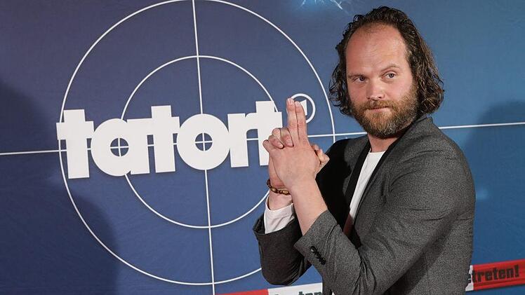 Vorsicht, bewaffnet: Der im Coburger Land lebende Schauspieler Andreas Leopold Schadt hat am Sonntag um 20.15 Uhr im Ersten seinen dritten Auftritt als Kommissar Sebastian Fleischer im Franken-Tatort. Foto: Barbara Herbst