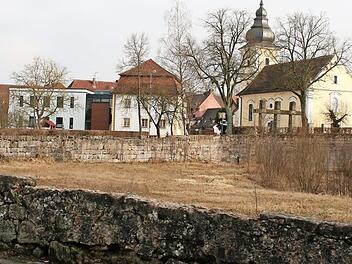 Zur Innerortgestaltung in Pommersfelden zählen auch der Umgriff des Kriegerdenkmals (neben der Kirche) und das Areal des einstigen Wasserschlosses.  Archivbild: Evi Seeger
