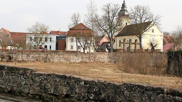 Zur Innerortgestaltung in Pommersfelden zählen auch der Umgriff des Kriegerdenkmals (neben der Kirche) und das Areal des einstigen Wasserschlosses.  Archivbild: Evi Seeger