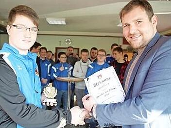 Als Se&szlig;lachs "Sportler des Jahres 2017" zeichnete B&uuml;rgermeister Martin Mittag (rechts) den Kunsteinradfahrer Axel Poek (er geht f&uuml;r den RSV Frohnlach an den Start) aus. Foto: Bettina Knauth