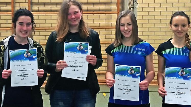 Die vier Mädchen (von links): Isabell Sommer vom TSV Unterlauter, Talida Reumschüssel vom TTC Rödental, Luisa Schönfeld und Leonie Morawietz Fotos: Hans Franz