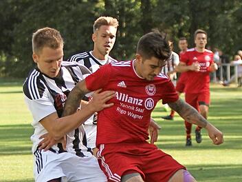 Immer dicht bewacht und doch zweifacher Torschütze gegen Krum: Der Neu-Schweinfurter Rico Geiling (vorne), der den Ball geschickt gegen Jonas Vogel (links) abschirmt.  Foto: Günther Geiling