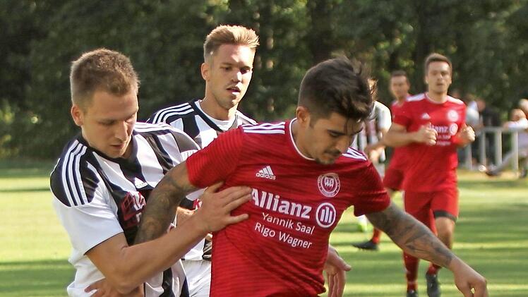 Immer dicht bewacht und doch zweifacher Torschütze gegen Krum: Der Neu-Schweinfurter Rico Geiling (vorne), der den Ball geschickt gegen Jonas Vogel (links) abschirmt.  Foto: Günther Geiling