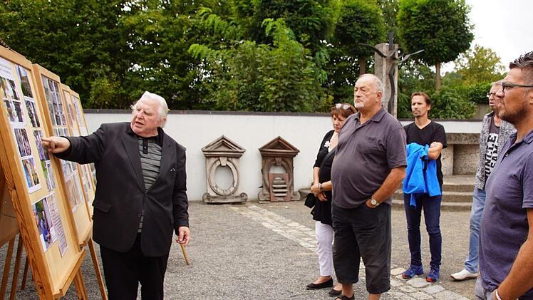 Viele interessierte Zuhörer fand Pfarrer Ottmar Pottler nicht nur zur Kreuzbefestigung sondern schon beim Tag des offenen Denkmals.