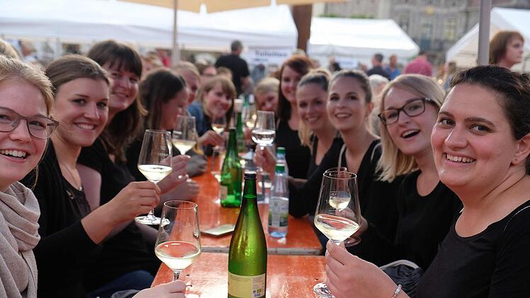 Die Besucher genießen den Hammelburger Wein.Foto: Gerd Schaar
