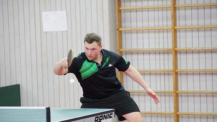 Marius Eber vom SV Rothenkirchen blieb beim 9:4-Heimsieg gegen den TV Konradsreuth in seinen zwei Einzeln und im Doppel mit Oliver Reinhardt unbezwungen.  Foto: Hans Franz