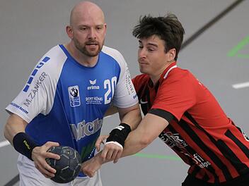 Abstiegskampf pur für Bad Brückenau: Simon Weiner (rechts) will dem Schweinfurter Sören Bernt den Ball abluchsen. Foto: Sebastian Schmitt
