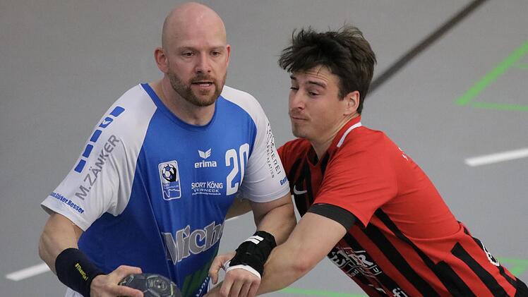 Abstiegskampf pur für Bad Brückenau: Simon Weiner (rechts) will dem Schweinfurter Sören Bernt den Ball abluchsen. Foto: Sebastian Schmitt