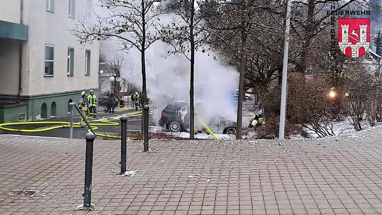 Hersbruck: Auto steht in Flammen - Feuerwehr rückt mit 20 Einsatzkräften an