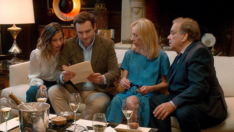 Es war eine nett gemeinte Idee von Alice (Chlo&eacute; Coulloud, links) und Fran&ccedil;ois (Julien Pestel, zweiter von links), um das Kennenlernen von Fran&ccedil;ois' Eltern Nicole (Sylvie Testud) und G&eacute;rard (Didier Bourdon) mit Alices Eltern Fr&eacute;d&eacute;ric und Catherine aufzulockern. Doch die Ergebnisse der DNA-Tests f&uuml;hren zu noch mehr Streit und Ablehnung.