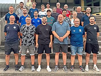 Unser Foto zeigt (hinten von links) Marco Danz, Johannes Ziegler, Philipp Baldauf, Marcel Rudolph, Robin Schneider, Karl-Heinz Erlwein, Fabian Schmitt, Michael Kotterba, (Mitte von links) Manuel Mainz, Alexander Baldauf, Luca Raab, Maximilian Baue...