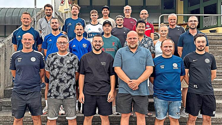 Unser Foto zeigt (hinten von links) Marco Danz, Johannes Ziegler, Philipp Baldauf, Marcel Rudolph, Robin Schneider, Karl-Heinz Erlwein, Fabian Schmitt, Michael Kotterba, (Mitte von links) Manuel Mainz, Alexander Baldauf, Luca Raab, Maximilian Baue...