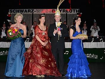 Hofdame Andrea, Prinzessin Cornelia II., Prinz Markus I. und Hofdame Pia. Foto: Dörfler