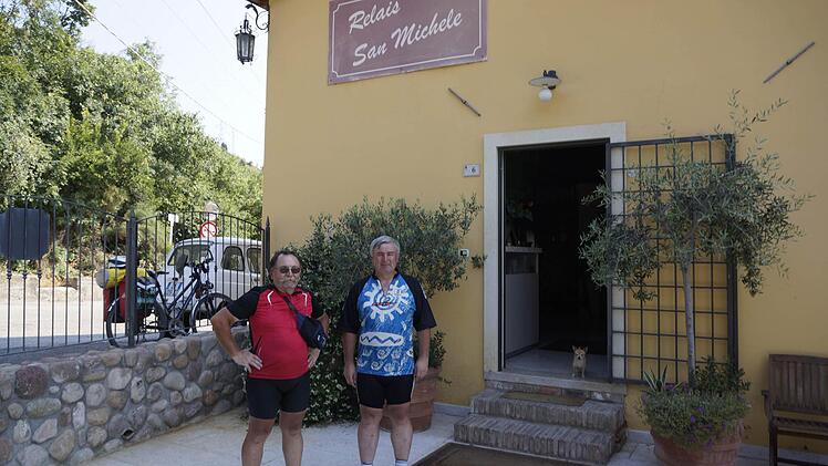 Die Brüder vor einem ihrer Quartiere. Zwei Pensionen waren im Vorfeld gebucht worden, zwei Mal wurde gezeltet und die restlichen Quartiere fand man auf gut Glück.