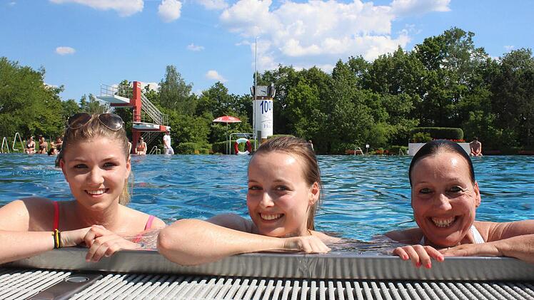Am Beckenrand nehmen (von links) Kim Urbanek, Lisa Thomas und Uli Thomas ihr erstes Bad im Freien.